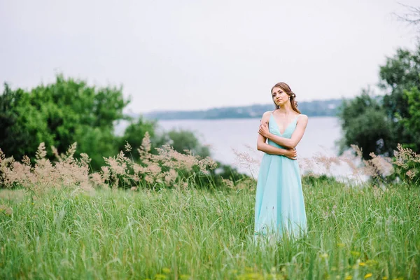 Chica Feliz Vestido Largo Turquesa Parque Verde Sobre Fondo Hierbas — Foto de Stock