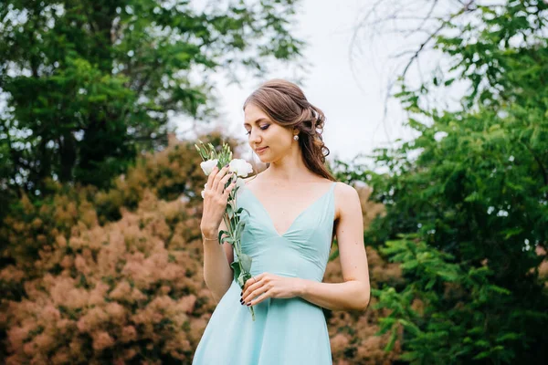 Chica Feliz Vestido Largo Turquesa Parque Verde Sobre Fondo Hierbas — Foto de Stock