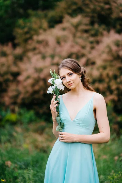 Glückliches Mädchen Einem Türkisfarbenen Langen Kleid Einem Grünen Park Vor — Stockfoto