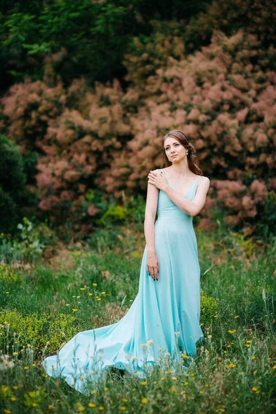 Glückliches Mädchen Einem Türkisfarbenen Langen Kleid Einem Grünen Park Vor — Stockfoto