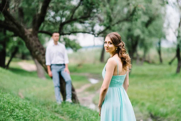 Cara Feliz Uma Camisa Branca Uma Menina Vestido Turquesa Noiva — Fotografia de Stock