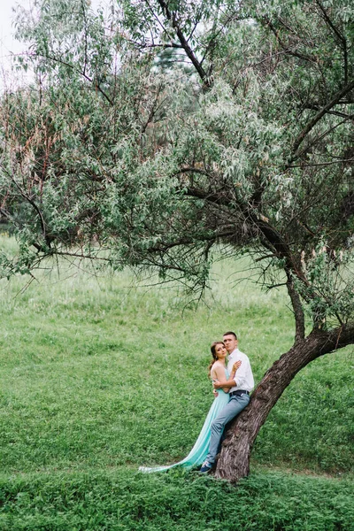 Beyaz Gömlekli Mutlu Bir Adam Turkuaz Elbiseli Bir Kız Gelin — Stok fotoğraf