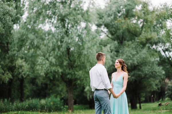 Glücklicher Mann Weißen Hemd Und Ein Mädchen Türkisfarbenen Kleid Das — Stockfoto