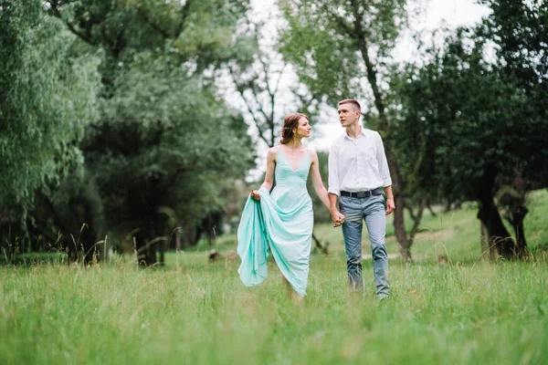 Chico Feliz Una Camisa Blanca Una Chica Vestido Turquesa Novia —  Fotos de Stock