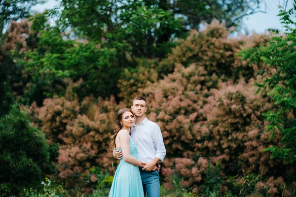 Chico Feliz Una Camisa Blanca Una Chica Vestido Turquesa Novia —  Fotos de Stock