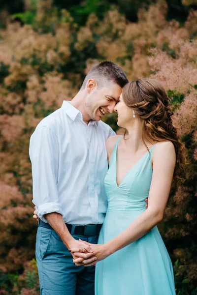 Cara Feliz Uma Camisa Branca Uma Menina Vestido Turquesa Noiva — Fotografia de Stock