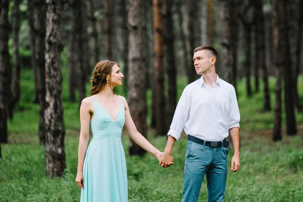 Glücklicher Mann Weißen Hemd Und Ein Mädchen Türkisfarbenen Kleid Das — Stockfoto