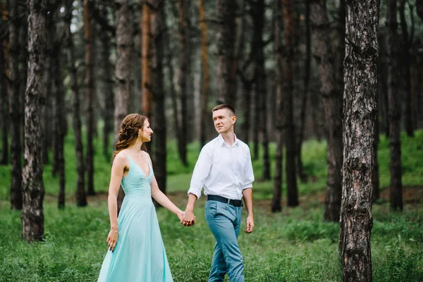 Glad Kille Vit Skjorta Och Flicka Turkos Klänning Bruden Och — Stockfoto