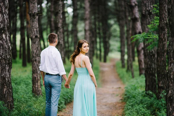 Glücklicher Mann Weißen Hemd Und Ein Mädchen Türkisfarbenen Kleid Das — Stockfoto