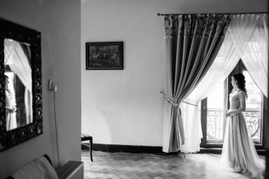 Orta Çağ 'dan kalma taştan bir şatonun arka planında açık pembe elbiseli bir kız