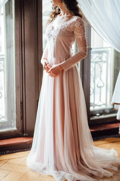 Una Niña Vestido Rosa Claro Sobre Fondo Castillo Piedra Medieval — Foto de Stock