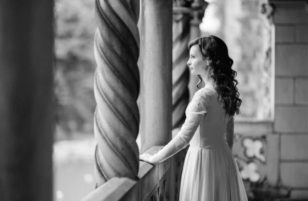 Egy Lány Világos Rózsaszín Ruhában Egy Középkori Lengyel Kőkastély Hátterében — Stock Fotó