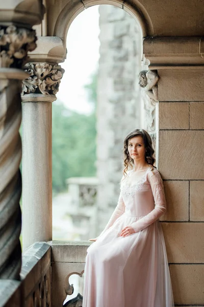 Una Ragazza Abito Rosa Chiaro Sullo Sfondo Castello Medievale Pietra — Foto Stock