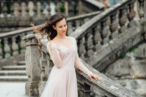 Una Ragazza Abito Rosa Chiaro Sullo Sfondo Castello Medievale Pietra — Foto Stock