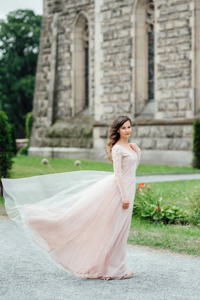 Una Ragazza Abito Rosa Chiaro Sullo Sfondo Castello Medievale Pietra — Foto Stock