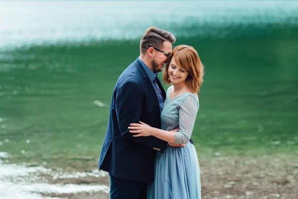 Junges Paar Bei Einem Spaziergang See Inmitten Der Karpaten — Stockfoto