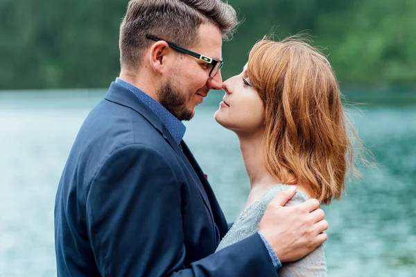 Jovem Casal Passeio Perto Lago Cercado Pelas Montanhas Dos Cárpatos — Fotografia de Stock