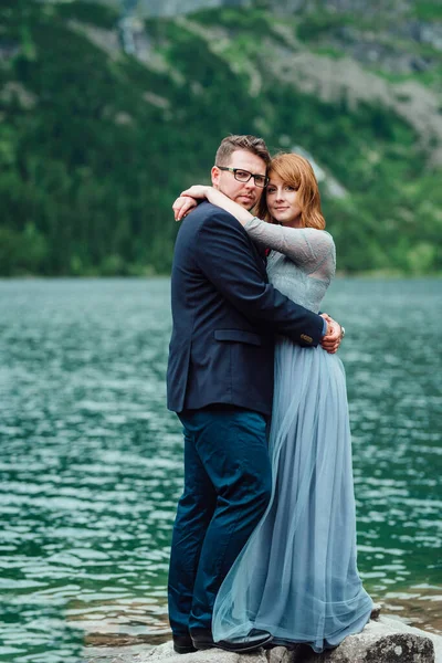 Jovem Casal Passeio Perto Lago Cercado Pelas Montanhas Dos Cárpatos — Fotografia de Stock