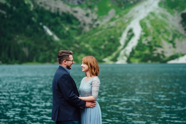 Young Couple Walk Lake Surrounded Carpathian Mountains — Stock Photo, Image