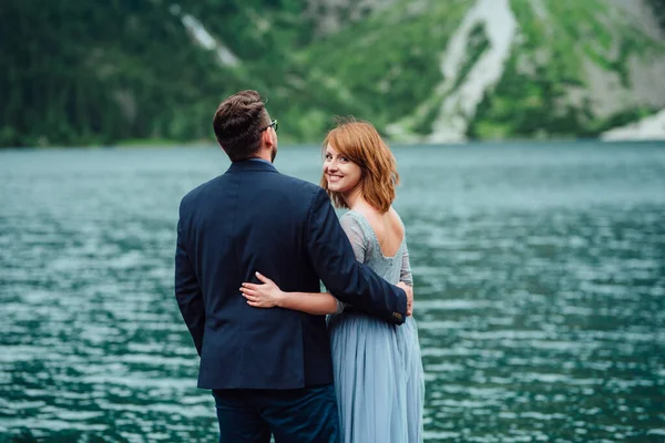 Jeune Couple Promenade Près Lac Entouré Par Les Montagnes Des — Photo