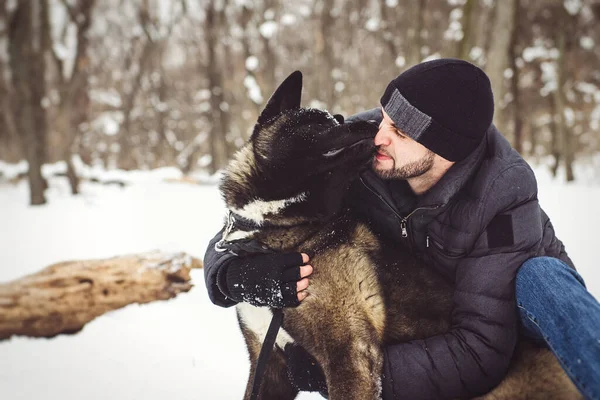 Hombre Con Una Chaqueta Sombrero Punto Camina Través Bosque Nevado — Foto de Stock