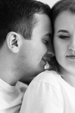 Genç çift sabah gelin ve damat bir otel odasında birlikte günün tadını çıkarıyorlar.