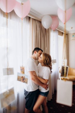 Genç çift sabah gelin ve damat bir otel odasında birlikte günün tadını çıkarıyorlar.