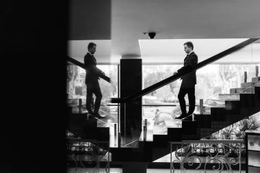 Gelin ve damadın buluşması otel lobisinde.