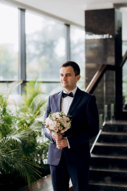 Gelin ve damadın buluşması otel lobisinde.