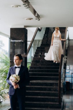 Gelin ve damadın buluşması otel lobisinde.