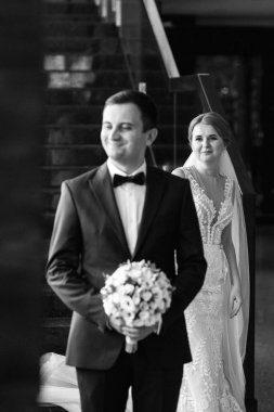 Gelin ve damadın buluşması otel lobisinde.