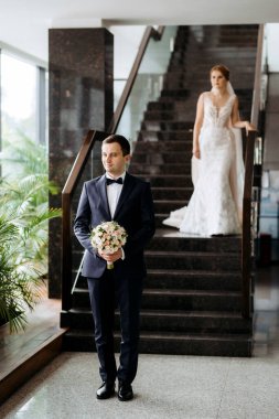 Gelin ve damadın buluşması otel lobisinde.