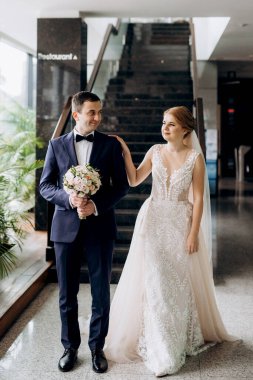 Gelin ve damadın buluşması otel lobisinde.