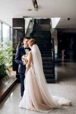 Gelin ve damadın buluşması otel lobisinde.