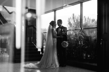 Gelin ve damadın buluşması otel lobisinde.