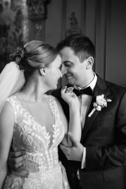 Genç bir çift karanlık bir stüdyoda, bir ayna ve bir avizeyle.