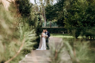 Gelin ve Damat Düğün günü parkta yürüyüş