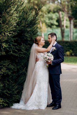 Gelin ve Damat Düğün günü parkta yürüyüş