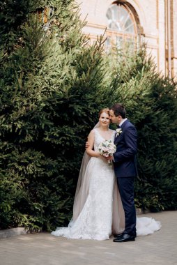 Gelin ve Damat Düğün günü parkta yürüyüş