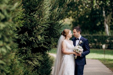 Gelin ve Damat Düğün günü parkta yürüyüş