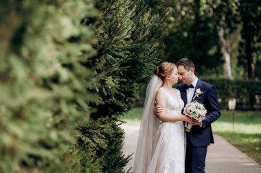 Gelin ve Damat Düğün günü parkta yürüyüş