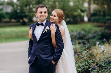 Gelin ve Damat Düğün günü parkta yürüyüş