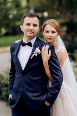 Gelin ve Damat Düğün günü parkta yürüyüş