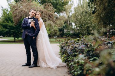 Gelin ve Damat Düğün günü parkta yürüyüş