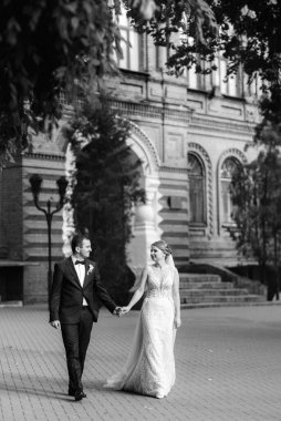 Gelin ve Damat Düğün günü parkta yürüyüş