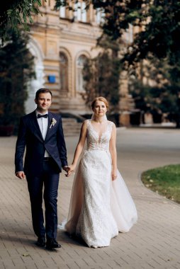 Gelin ve Damat Düğün günü parkta yürüyüş