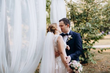 Bir adamla bir kızın düğün seremonisi Orman yolunda bir kemerin arka planına karşı