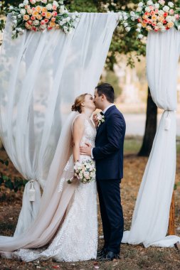 Bir adamla bir kızın düğün seremonisi Orman yolunda bir kemerin arka planına karşı