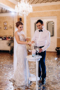 Annelerden yeni evlilere mumların yardımıyla düğün ateşinin nakli