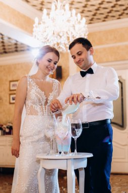 Annelerden yeni evlilere mumların yardımıyla düğün ateşinin nakli